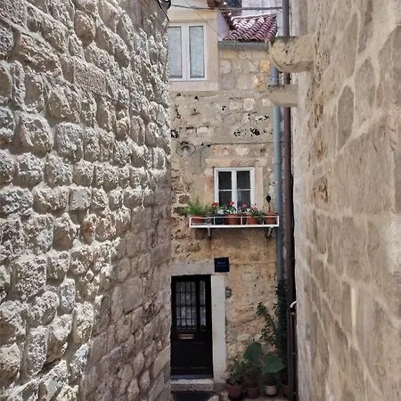 Crocant House *